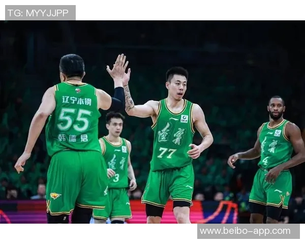 弗格正式加盟上海队新赛季与张镇麟携手再战篮球赛场